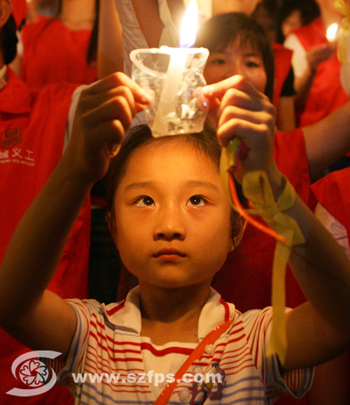 手捧蜡烛为遇难同胞 祈祷 